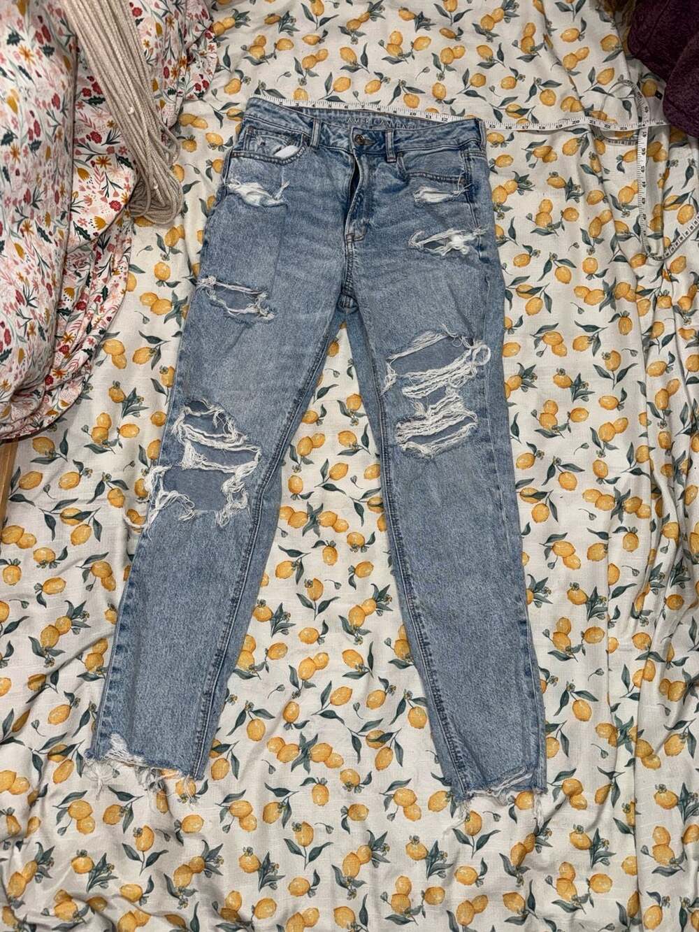 American Eagle Mom Jeans Womens size 6 Strigid Distressed Ripped High Rise Raw H
